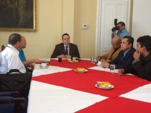 Dirigentes sindicales se reunieron este lunes con el presidente del Congreso, Gonzalo Ramírez. (Cortesía).