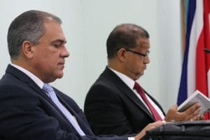 A la izquierda el abogado penalista José Pablo Badilla y a la derecha Guillermo Quesada Oviedo, denunciante del audio donde Bolaños proponía un plan para estafar al BCR con el cr{edito del cmeento chino. Foto CRH.