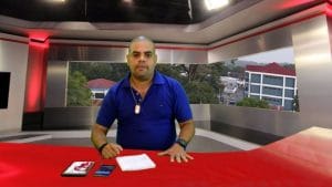 Ángel Gahona en el set del noticiero que dirigía. (Tomada de Facebook)