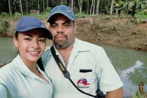 Ángel Gahona junto a su pareja y colega. (Tomada de Facebook)