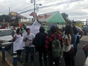 Un grupo de estudiantes de educación abierta se manifestaron contra el MEP el jueves. (CRH)