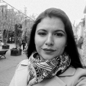 La vicecanciller Carolina Fernández fue juramentada el martes en la noche. El presidente Alvarado valora su continuidad por cuestionamientos éticos en su contra.