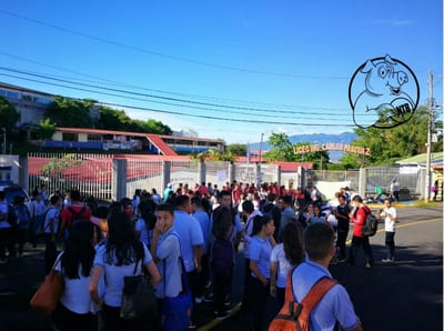 Estudiantes denuncias abusos por parte del director. (Imagen: Notibarraco)