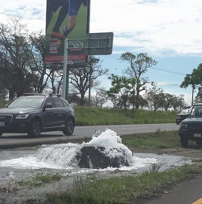 Agua se pierde por fugas, por robo de tuberías, mal estado de las conexiones, entre otras (Ilustrativa).