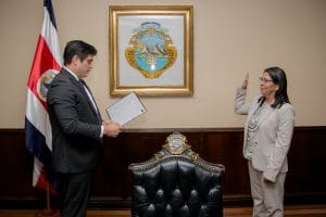 Alvarado nombró a Alejandra Acuña Navarro como viceministra de Salud.