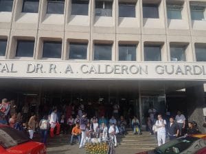 Paro en el hospital Calderón Guardia. (Foto Sinaes).