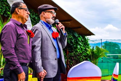 Jonathan Navarro (de morado) y Luis Paulino Mora (de saco gris) se casaron pero su matrimonio no ha podido ser inscrito por limitaciones legales (Cortesía de Mora).