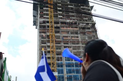 Manifestantes se detenían para interactuar con los empleados que gritaban desde las alturas (Daniela Abarca / CRH).