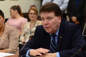 El diputado Wálter Muñoz, jefe de la bancada del PIN, dijo que los enemigos del ICE están adentro. (CRH).