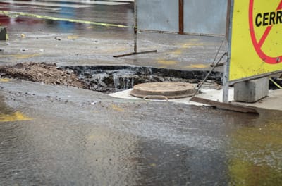 Fugas de agua, robo, alteración de medidores y tuberías en mal estado hacen que más de la mitad del agua que se produce en Costa Rica no llegue a los consumidores finales (Archivo/CRH).