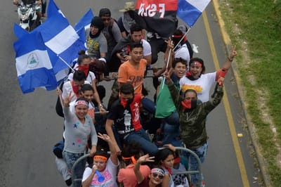 Ayer los grupos afines al régimen de Daniel Ortega se movilizaron para contrarrestar la manifestación masiva contra el gobierno. (AFP)