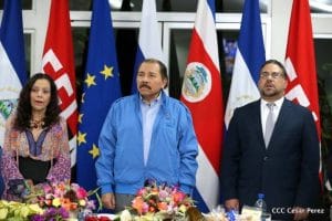 Eduardo Trejos junto al presidente y la vicepresidenta de Nicaragua , Daniel Ortega y Rosario Murillo (Cortesía El Digital de Nicaragua).