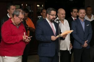 Rubén Vargas de la Unión de Taxistas, Juan Carlos Mendoza ministro de Comunicación, y Gilbert Ureña del Foro Nacional de Taxistas, anunciaron los puntos de acuerdo. (Imagen de Presidencia)