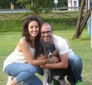 Arantxa Gutiérrez López y Miguel Ángel Escribano, su esposo, españoles que visitaron Costa Rica en trágico episodio. Con ellos la perra Lunita. Tomada de Facebook