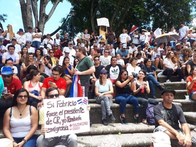 Dos grupos de personas que caminaron desde la UCR y desde el Parque La Merced caminaron hasta la Plaza de la Democracia (CRH).