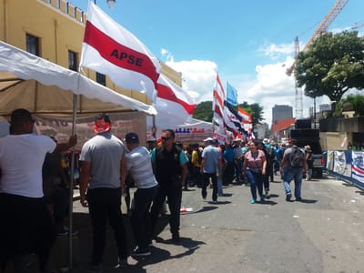 Grupo de manifestantes permanece en las afueras de la Asamblea Legislativa.
