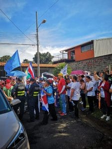 Un grupo de manifestantes llegó a la casa de la diputada Aracelly Salas.