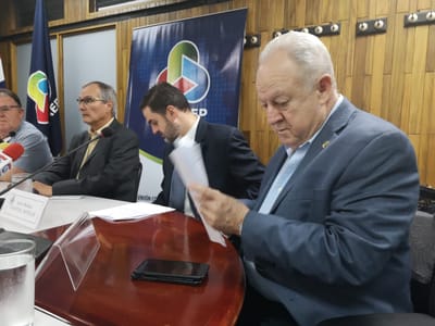 Enrique Egloff, en primer plano, es el presidente de la Cámara de Industrias