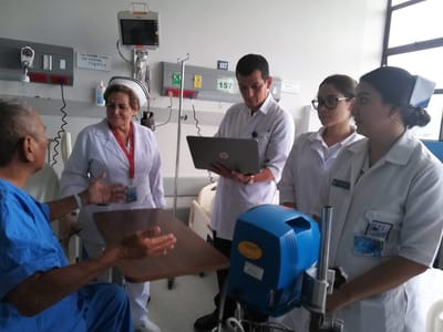 Estudiantes realizan su práctica profesional en el Hospital San Juan de Dios.