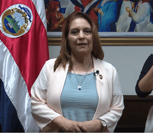 La ministra de Salud, Giselle Amador, defendió el pago de horas extras de los choferes