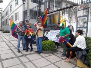 A finales de agosto integrantes de la población LGBTI y personas que apoyan el matrimonio igualitario se agruparon en las afueras del Congreso, ante la expectativa por el fallo de la Sala. (CRH)