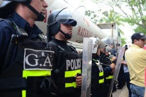 Imagen de oficiales de Fuerza Pública en las afueras del plantel de Recope en La Garita. CRH/Daniela Abarca