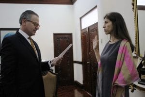 Manzanares es ficha del gobierno de Luis Guillermo Solís. En la fotografía el día de su juramentación por parte del ex canciller Manuel González.