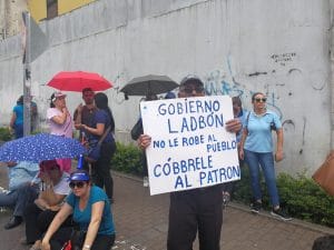 Manifestantes utilizaron carteles para expresar sus opiniones.