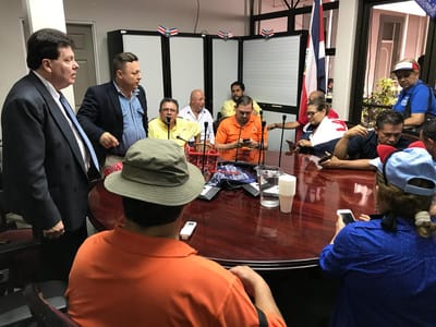 José María Villalta, Dragos Dolanescu, Wálter Muñoz y Carlos Avendaño se reunieron con líderes sindicales ayer en la Asamblea Legislativa.