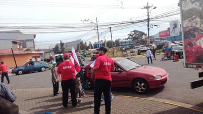 Algunos manifestantes repartieron volantes en Zapote. (Foto: ANEP)