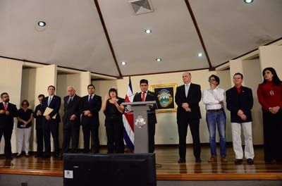 Carlos Alvarado y parte de sus Ministros en conferencia de prensa. Foto: Daniela Abarca.
