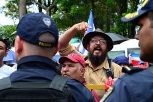 Muchos exigen poder ingresar a la Asamblea Legislativa. (Daniela Abarca/CRH)