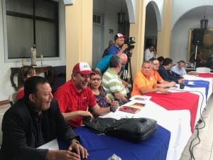 Esta tarde los sindicatos iniciaron una nueva reunión preliminar con el Gobierno, aunque han avanzado poco y nada. (CRH)