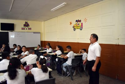 Ola de calor y aulas pequeñas es el diario vivir de muchos menores. Orientadora asegura que esta situación pone en riesgo el rendimiento académico y el actuar de los estudiantes.