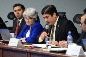 El presidente Alvarado y la ministra de Hacienda, Rocio Aguilar