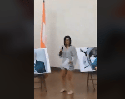 Docente se burló del ministro en una actividad donde había banderas de sindicatos.