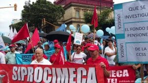 Empleados del sector salud irían a huelga este martes.
