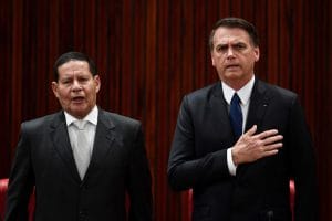 Jair Bolsonaro (derecha) y su vicepresidente electo Hamilton Mourao fueron certificados por el tribunal electoral. (AFP)