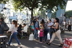 La mayoría de los costarricenses comprará menos durante estas navidades que en las del año pasado, según una encuesta de Deloitte. (CRH)