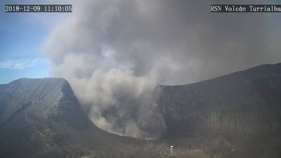 El coloso tuvo una pausa pero todo el domingo ha estado activo. (Imagen cortesía Red Sismológica Nacional)