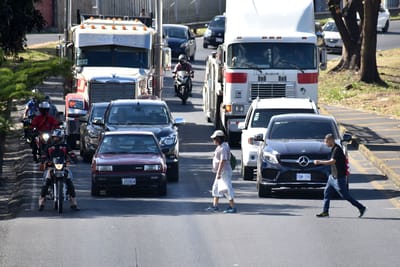Movimiento de vehículos en la ruta de Circunvalación. Con fines ilustrativos
