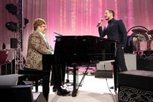 Elton John y Taron Egerton cantan ‘Tiny Dancer'.