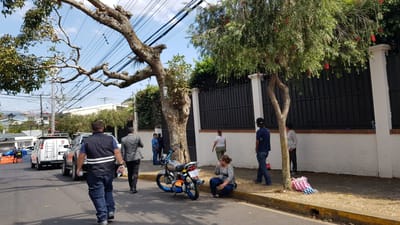 Afueras de la Embajada de Venezuela el 20 de febrero, cuando se enfrentaron representantes de Guaidó y Maduro (Archivo / CRH).