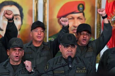 Vladimir Padrino (cercano al micrónofo (AFP).
