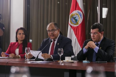 Giannina Dinarte exministra de Economía, Industria y Comercio; Luis Guillermo Solís expresidente de la República y Sergio Alfaro exministro de la Presidencia durante la comparecencia ante los diputados (Casa Presidencial).