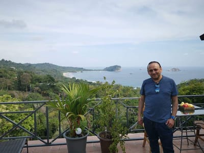 Eduardo España está en Manuel Antonio, también visitará Isla Tortuga.