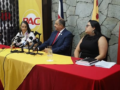 Previo a conocerse el informe de la Asamblea Legislativa en el país, el expresidente Solís estuvo en Costa Rica para defenderse del tema. Lo acompañó entonces la diputada Paola Vega. (Archivo CRHoy)