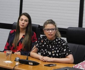 La diputada Xiomara Rodríguez (a la derecha) se muestra confiada en que reunirá los 38 votos para su proyecto de ley. (CRH).