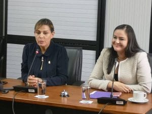 La diputada Ana Lucía Delgado, presidenta de la Comisión de Asuntos Hacendarios (derecha), negó errores en el trámite del presupuesto. (CRH).