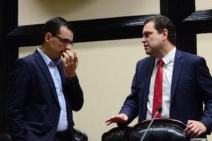 Los diputados José María Villalta, del Frente Amplio, y Carlos Ricardo Benavides, del PLN, mantienen posiciones antagónicas sobre el proyecto de ley. (CRH).